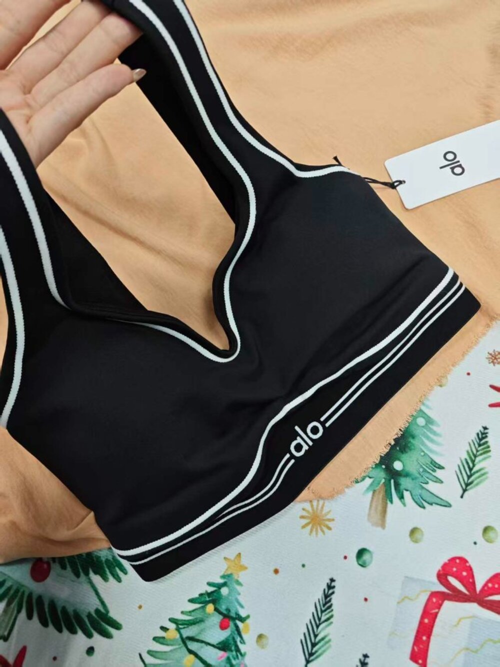 ALO Yoga Airbrush Heart Throb Sports Bra 💖 NWT | Pilates/Clean Girl S/M - Picture 3 of 7
